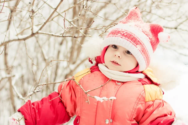 Bellissimo bambino felice con la giacca rossa — Foto Stock