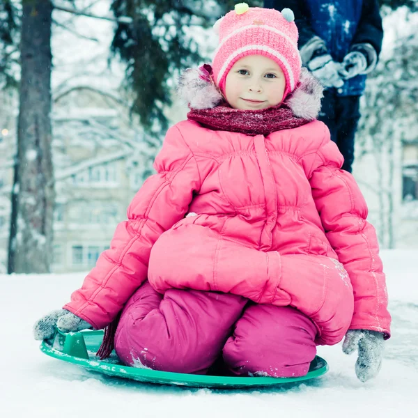 Baby winter buiten. — Stockfoto