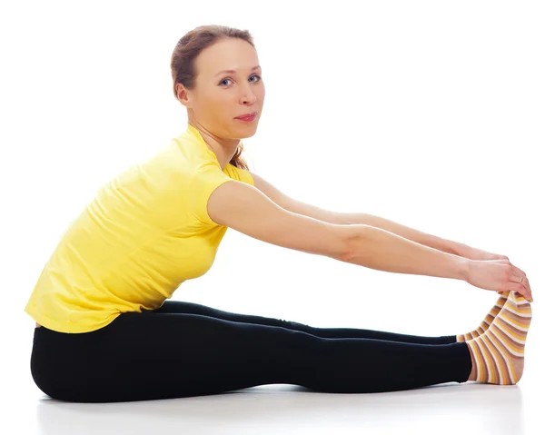 Junge Frau macht Yoga-Übungen — Stockfoto