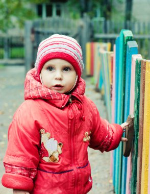 Kırmızı ceketli güzel mutlu bir çocukluk