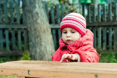 Kırmızı ceketli güzel mutlu bir çocukluk
