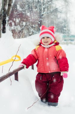 Çocuk kar küreği digs