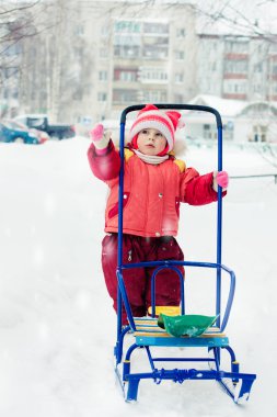kırmızı sıcak giysiler içinde güzel mutlu bir çocukluk.