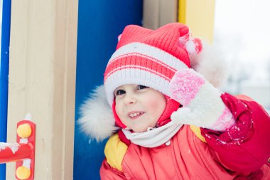 Kırmızı ceketli güzel mutlu bir çocukluk.