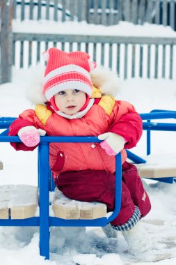 kırmızı sıcak giysiler içinde güzel mutlu bir çocukluk.