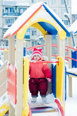 kırmızı sıcak giysiler içinde güzel mutlu bir çocukluk.