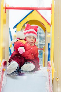 kırmızı sıcak giysiler içinde güzel mutlu bir çocukluk.