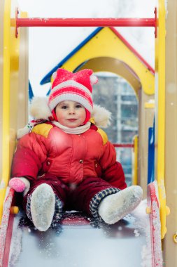 kırmızı sıcak giysiler içinde güzel mutlu bir çocukluk.