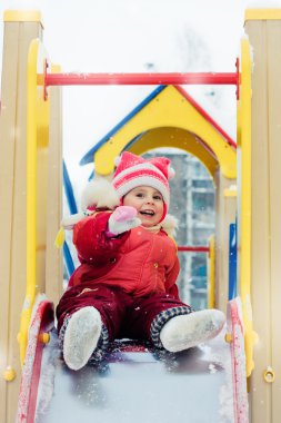 kırmızı sıcak giysiler içinde güzel mutlu bir çocukluk.