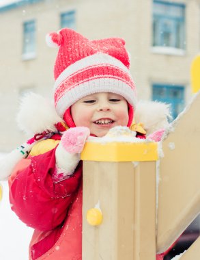 kırmızı sıcak giysiler içinde güzel mutlu bir çocukluk.