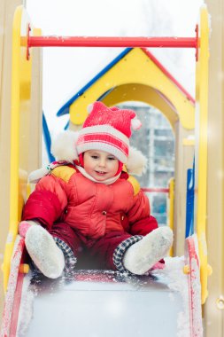kırmızı sıcak giysiler içinde güzel mutlu bir çocukluk.
