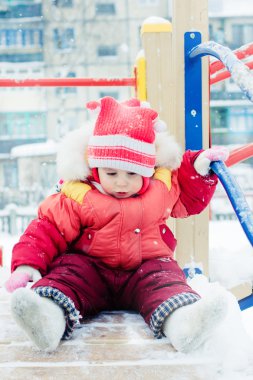 kırmızı sıcak giysiler içinde güzel mutlu bir çocukluk.