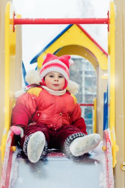 kırmızı sıcak giysiler içinde güzel mutlu bir çocukluk.