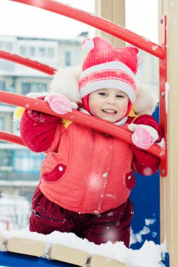 kırmızı sıcak giysiler içinde güzel mutlu bir çocukluk.