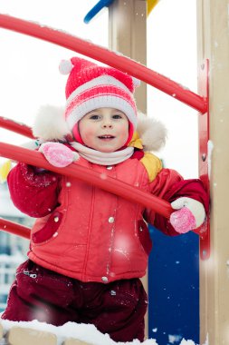 kırmızı sıcak giysiler içinde güzel mutlu bir çocukluk.
