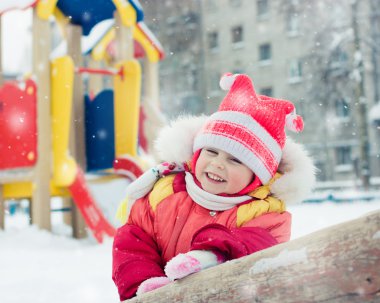 kırmızı sıcak giysiler içinde güzel mutlu bir çocukluk.