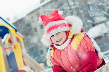 kırmızı sıcak giysiler içinde güzel mutlu bir çocukluk.