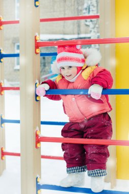 Kırmızı ceketli güzel mutlu bir çocukluk