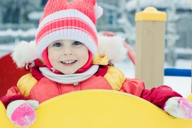 kırmızı sıcak giysiler içinde güzel mutlu bir çocukluk