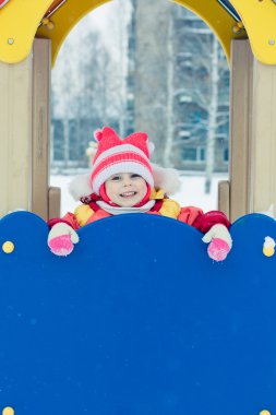 kırmızı sıcak giysiler içinde güzel mutlu bir çocukluk