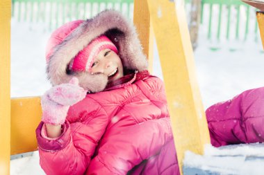 Kırmızı ceketli güzel mutlu bir çocukluk