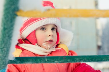 Kırmızı ceketli güzel mutlu bir çocukluk