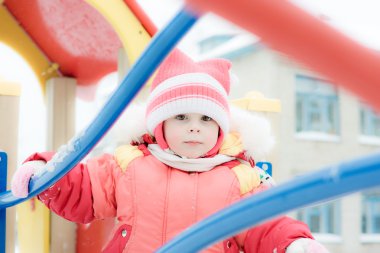 kırmızı sıcak giysiler içinde güzel mutlu bir çocukluk