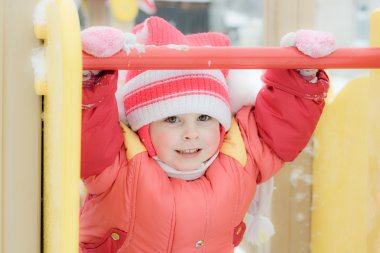 kırmızı sıcak giysiler içinde güzel mutlu bir çocukluk