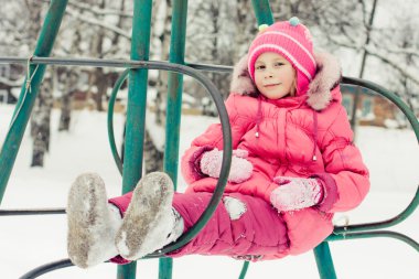 Kırmızı ceketli güzel mutlu bir çocukluk