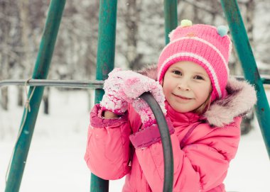 Kırmızı ceketli güzel mutlu bir çocukluk