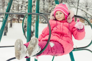 Kırmızı ceketli güzel mutlu bir çocukluk