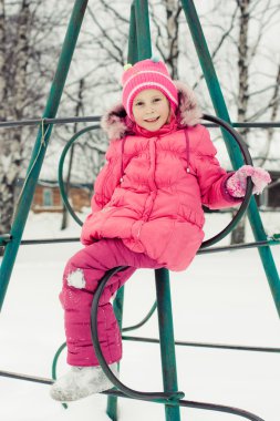 Kırmızı ceketli güzel mutlu bir çocukluk
