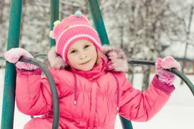 Kırmızı ceketli güzel mutlu bir çocukluk