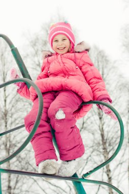 Kırmızı ceketli güzel mutlu bir çocukluk