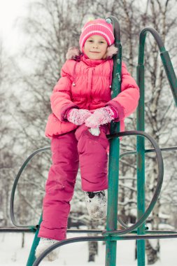 Kırmızı ceketli güzel mutlu bir çocukluk