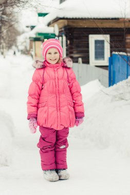 Kırmızı ceketli güzel mutlu bir çocukluk