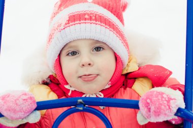 Kırmızı ceketli güzel mutlu bir çocukluk