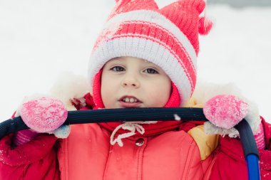 Kırmızı ceketli güzel mutlu bir çocukluk