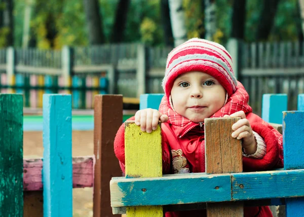 Kırmızı ceketli güzel mutlu bir çocukluk — Stok fotoğraf