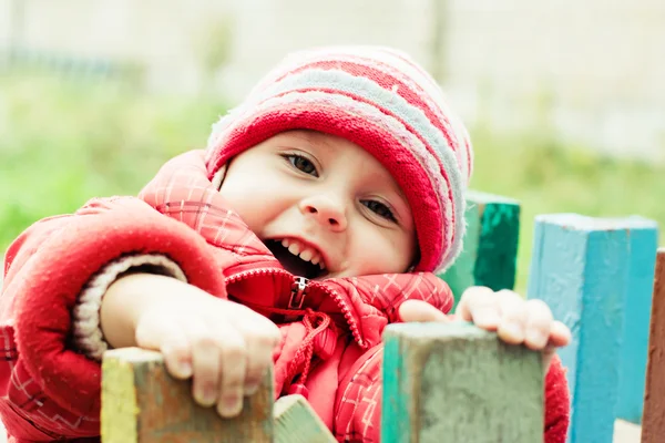 Bellissimo bambino felice con la giacca rossa — Foto Stock
