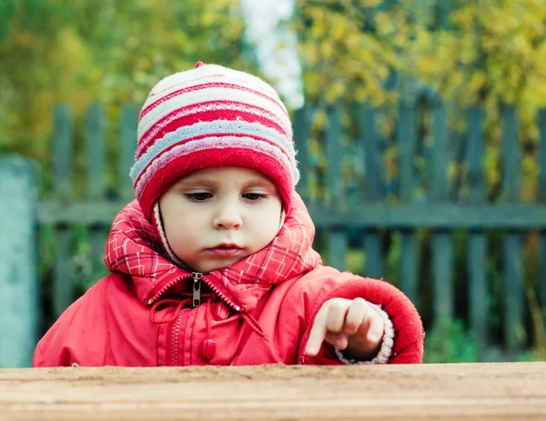 Mooie gelukkig kind in de rode jas — Stockfoto