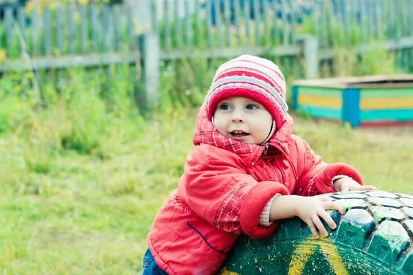 Όμορφα ευτυχισμένη παιδί στο κόκκινο σακάκι — Φωτογραφία Αρχείου
