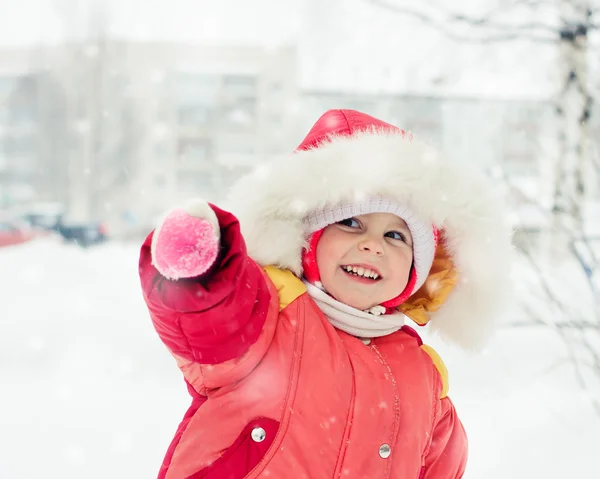 Le gamin en veste rouge hiver . — Photo