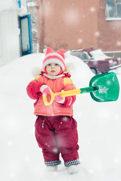 Дитина в червоній куртці зима . — стокове фото