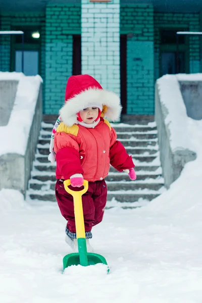 Bello bambino felice nei vestiti caldi rossi . — Foto Stock