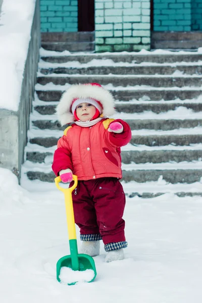 Hermoso niño feliz en la ropa de abrigo rojo . — Foto de Stock