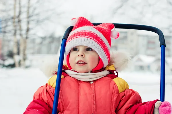 Красивый счастливый ребенок в красной теплой одежде . — стоковое фото