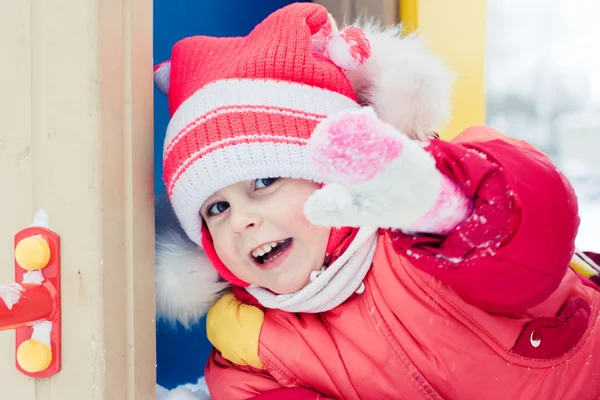 Hermoso niño feliz en la chaqueta roja . — Foto de Stock