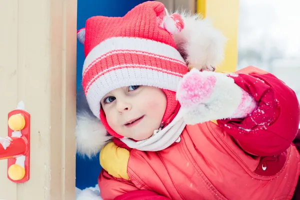 Красива щаслива дитина в червоному теплому одязі . — стокове фото