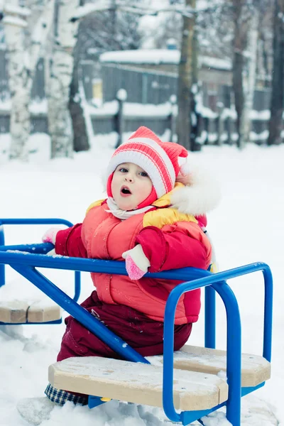 아름 다운 행복 한 아이가 빨간 따뜻한 옷. — 스톡 사진